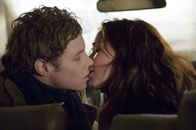 Der eisige Tod – Der Fahrer (Ashton Holmes) und die junge Studentin (Emily Blunt) kommen sich auf der gemeinsamen Fahrt näher. Dennoch wird die Studentin das Gefühl nicht los, dass etwas nicht stimmt.