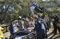 Scorpion – Toby (Eddie Kaye Thomas, 2.v.l.), Sylvester (Ari Stidham, 3.v.l.), Paige (Katharine McPhee, 3.v.r.), Walter (Elyes Gabel, liegend) und Cabe (Robert Patrick, oben) sind sich unsicher über die Einheit von Scorpion ...