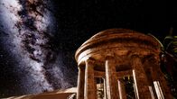 Geheimnisvolles Universum – Schon in der Antike faszinierte die Milchstraße die Menschen. Für die Römer war sie ein geheimnisvolles Band am Himmel. Heute ist bekannt: Es handelt sich um eine spiralförmige Ansammlung von Materie, in der sich unser Sonnensystem befindet.