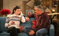 Man with a Plan – Kate Burns (Grace Kaufman, l.); Adam Burns (Matt LeBlanc, r.)