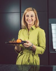 Silvia kocht – Michaela Kirchgasser. („Rehragout mit Rotkraut und Preiselbeerkrapfen“).