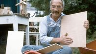 Löwenzahn Classics – Weil sich in Peters Bauwagen der Holzwurm breit gemacht hat, müssen einige Teile ausgetauscht werden. Der Zimmermann hilft ihm dabei.