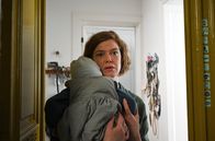 Tatort – Bei der Adresse des Toten treffen die Ermittler auf die junge Mutter Denise Bonnefoy (Magdalena Wiedenhofer).