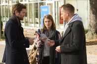 SOKO Stuttgart – Es fehlt nur noch Martina zum Familientreffen der Seifferts (Cordula: Anna Bullard, M. und Richard: Stephan Schad, r.), denkt sich Cordulas Patenonkel Jo Stoll (Peter Ketnath).
