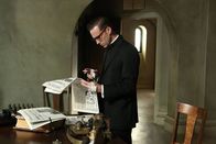 American Horror Story – Über den Zeitungsartikel, in dem über Bloody Face und dessen Verbindung zum Briarcliff berichtet wird, ist Monsignor Timothy Howard (Joseph Fiennes, r.) ganz und gar nicht erfreut ...