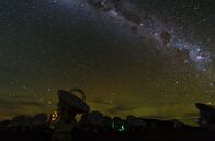 Leben im All – Die Milchstraße über dem Teleskop ALMA in Chile