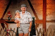 Comedy-Scheune – Als stolzer Vater präsentiert Alois Gscheidle (Marcus Neuweiler / Die Gscheidles) seinen Nachwuchs.