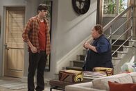 Two and a Half Men – Berta (Conchata Ferrell, r.) hat immer einen guten Rat für Walden (Ashton Kutcher, l.) bereit ...