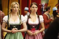 Community – Ein Schlachtplan muss her, um den Lernraum, der von den arroganten Deutschen besetzt wird, wieder zurückzugewinnen. Annie (Alison Brie, r.) und Britta (Gillian Jacobs, l.) haben die rettende Idee ...