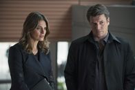 Castle – Nach dem Verbot, mit Beckett (Stana Katic, l.) oder dem 12. Revier zu arbeiten, besorgt sich Castle (Nathan Fillion, r.) eine Zulassung als Privatdetektiv ...