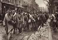 Der Preis des Krieges – Soldaten ziehen in den Krieg. Mit dem Ersten Weltkrieg beginnt das Zeitalter der industriell geführten Massenkriege.