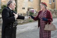 Father Brown – Blind ‘Arry (Alan Williams) hat ein Auge auf Mrs McCarthy (Sorcha Cusack) geworfen.