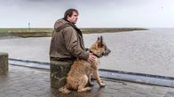 Sörensen hat Angst – ARD/NDR SÖRENSEN HAT ANGST Uhr im ERSTEN. Sörensen (Bjarne Mädel) mit Hund Cord vor dem nordfriesischen Wattenmeer.