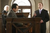 Monk – Kann sich Adrian Monk (Tony Shalhoub) als Zeuge im Gerichtssaal gegen Staranwalt Harrison Powell (Jay Mohr, re.) behaupten? (Hintergrund Richterin Santa Croce (Jamie Donnelly)