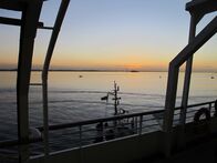 Verrückt nach Meer – Sonnenungergang beim Auslaufen in Bremerhaven.