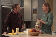 Last Man Standing – Unter Männern: Mike (Tim Allen, l.) nutzt es aus, dass mit Kyle (Christoph Sanders, r.) endlich ein weitere Mann im Haus ist. Nicht alle freuen sich darüber ...