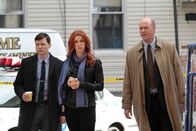 Unforgettable – Als auf einer Baustelle ein junger Stahlbaumonteur ermordet aufgefunden wird, beginnen Carrie (Poppy Montgomery, M.), Roe (Kevin Rankin, l.) und Mike (Michael Gaston, r.) sofort mit den Ermittlungen ...