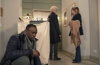 Rote Rosen – Hendrik (Jerry Kwarteng, l.) glaubt zu durchschauen, dass Amelie (Lara-Isabelle Rentinck, r.) und Signor Rossi (Mathieu Carrierè, M.) eine Affare haben.