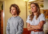 Young Sheldon – Montana Jordan (George Cooper Jr.), Zoe Perry (Mary Cooper).