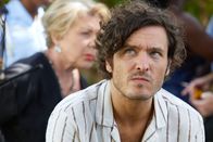 Death in Paradise – Als Muse der ermordeten Künstlerin Donna Harman, gilt Max (Alexander Vlahos) als Verdächtiger im Mordfall.