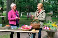 Wunderschön! – Kräuterfachwirtin Marion Putensen und Judith Rakers (r) sammeln Blüten und Wildkräuter im Wald und stellen damit ein leckeres Buffet zusammen.