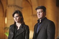 Castle – Verfolgen Richard Castle (Nathan Fillion, r.) und Kate Beckett (Stana Katic, l.) wirklich die richtige Spur, oder sind sie auf dem Holzweg?