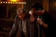 Modern Family – Nach anfänglicher Ablehnung versteht sich Jay (Ed O'Neill, l.) mit Mannys leiblichem Vater Javier (Benjamin Bratt) immer besser.