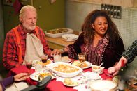 Bless This Mess – Rudy (Ed Begley jr., l.); Constance (Pam Grier, r.)