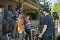 Bad Neighbors – Liefern sich einen Nachbarschaftsstreit, der sich gewaschen hat: Garf (Jerrod Carmichael, 2.v.l.), Scoonie (Christopher Mintz-Plasse, 4.v.l.), Teddy (Zac Efron, 4.v.r.) und Pete (Dave Franco, 3.v.r.) gegen die jungen Eltern Mac (Seth Rogen, 2.v.r.) und Kelly Radner (Rose Byrne, r.) ...