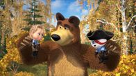Mascha und der Bär – Der Bär hat Mascha und ihren Freund in den Händen.