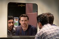 How I Met Your Father – Sid (Suraj Sharma, l.); Charlie (Tom Ainsley, r.)