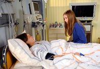 Rote Rosen – ARD ROTE ROSEN FOLGE 1639 Uhr im ERSTEN. Lotte (Anna Willecke, r.) hofft, dass Brian (Alexander Beicht, l.) mit ihrer Entscheidung für die Bluttransfusion einverstanden ist.