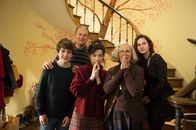 Paddington 2 – Von links: Paddingtons Londoner Familie inklusive der Haushälterin: Jonathan (Samuel Joslin), Mr. Brown (Hugh Bonneville), Mrs. Brown (Sally Hawkins), Mrs. Bird (Julie Walters) und Judy (Madeleine Harris).