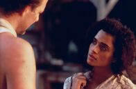 Angel Heart – Harry Angel (Mickey Rourke) besucht nochmals Epiphany (Lisa Bonet) und spricht sie auf die Voodoo-Rituale und die Morde an. Epiphany eröffnet ihm schließlich, dass Favorite ihr Vater sei.