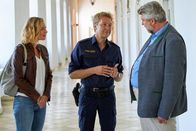 Die Rosenheim-Cops – Polizeihauptmeister Mohr (Max Müller, M.) informiert die Kommissare Stadler (Dieter Fischer, r.) und Winter (Vanessa Eckart) über seine ersten Recherchen im aktuellen Mordfall.