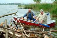 Löwenzahn Classics – Peter (Peter Lustig, l.) und Paschulke (Helmut Krauss, r.) wollen sich die Biber-Burg mal aus der Nähe ansehen.