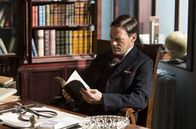 A Young Doctor's Notebook – Der alte Doktor (Jon Hamm) liest sein altes Notizbuch.