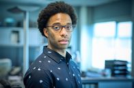 Kommissar van der Valk – Job Cloovers (Elliot Barnes Worrell) besticht mit seinem Sinn für Details.