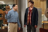 Two and a Half Men – Trotz aller Vorwarnung von Alan (Jon Cryer, l.) und Berta lässt sich Walden (Ashton Kutcher, r.) auf Rose ein. Ob das nicht ein Fehler war?