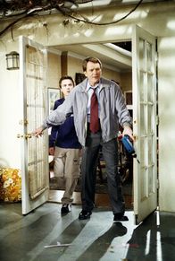 Malcolm mittendrin – Hal (Bryan Cranston, re.) und Malcolm (Frankie Muniz) kommen total genervt von der Bibelstunde nach Hause.
