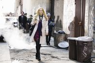 Castle – Die attraktive Schauspielerin Natalie Rhodes (Laura Prepon) sorgt am Tatort für Aufsehen ...