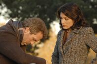 Dr. House – Dr. House (Hugh Laurie, l.) wird von Dr. Lisa Cuddy (Lisa Edelstein, r.) unter Druck gesetzt, endlich einen Entzug zu machen ...
