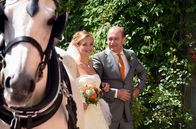 Um Himmels Willen – Hochzeit im Kloster Kaltenthal - die Braut Eva Angermeier (Julie Engelbrecht, l.) und ihr Vater Ernst Angermeier (Horst Günter Marx, r.) bei ihrer Ankunft mit der Kutsche.