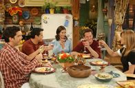 Friends – Gemeinsam stoßen Joey (Matt LeBlanc, 3.v.l.), Ross (David Schwimmer, l.), Rachel (Jennifer Aniston, r.), Phoebe (Lisa Kudrow, 2.v.l.), Monica (Courteney Cox, 3.v.r.) und Chandler (Matthew Perry, 2.v.r.) auf die freudige Nachricht an ...