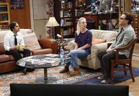 The Big Bang Theory – Während Raj (Kunal Nayyar, l.) seine "Beziehung" mit Howard hinterfragt, überdenkt Penny (Kaley Cuoco, M.) plötzlich auch ihr Verhalten Leonard (Johnny Galecki, r.) gegenüber ...