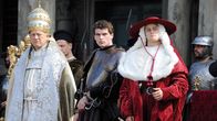 Tatort Mittelalter – Die Borgias gehörten im Italien des Mittelalters zu den mächtigsten Familien. Als Papst verschaffte Rodrigo Borgia (John Doman), l.) seinen Söhnen Juan (Stanley Weber, M.) und Cesare (Mark Ryder) höchste Ämter.