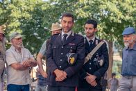 Signora Volpe – Capitano Giovanni Riva (Giovanni Cirfiera, l.) und sein Polizeikollege Samir Hamdani (Mehdi Meskar, r.) sehen beim Trüffelfestival nach dem Rechten. (Komparsen im Bild)