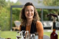 neoriginal: Like a Loser – Marie (Tinka Fürst) genießt den Grillabend sichtlich – ein Moment des Lächelns inmitten der turbulenten Ereignisse der letzten Tage.