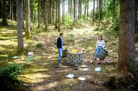 Sturm der Liebe – Maxi (Katharina Scheuba, r.) und Henry (Elias Reichert, l.) sind entsetzt, da ihr Wunschbrunnen vermüllt wurde.