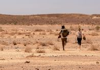 Barfuß durch Australien – Barfuß durch Australien: Kira (Amira Demirkiran) und Jack (Tjiirdm McGuire).